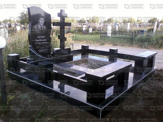 Памятники из гранита и мрамора от УралКомплект: Памятник 00020