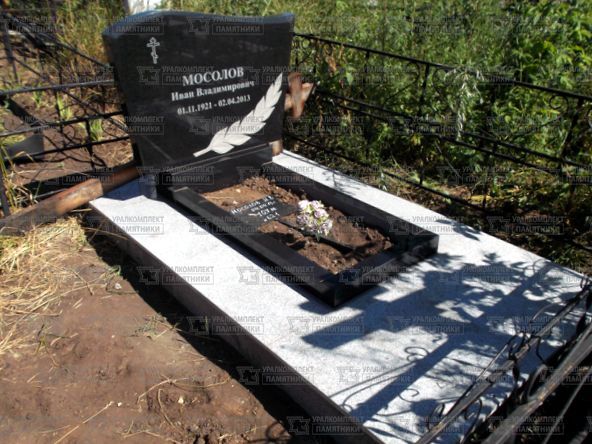 Памятники из гранита и мрамора от УралКомплект: Памятник 00143