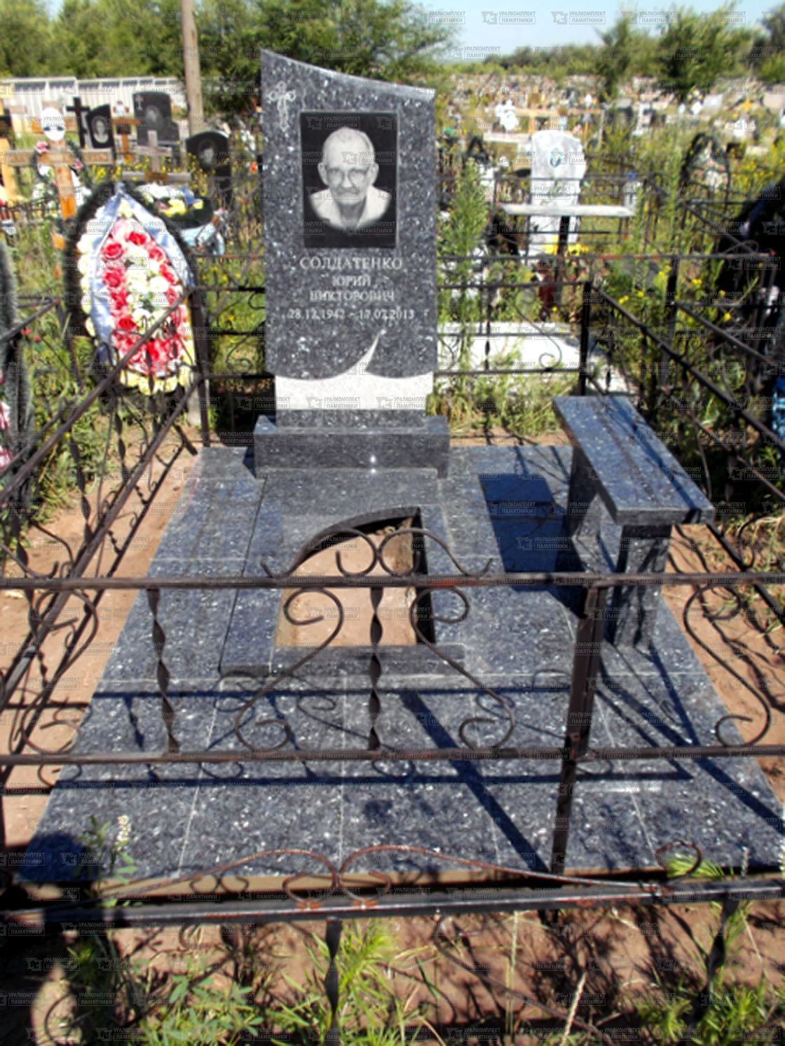 Памятники из гранита и мрамора от УралКомплект: Памятник 00175