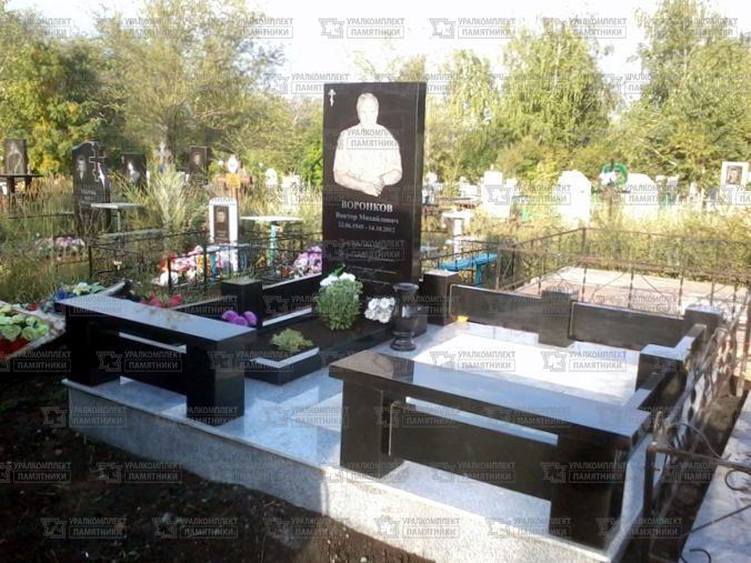 Памятники из гранита и мрамора от УралКомплект: Памятник 00179