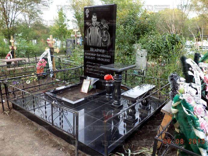 Памятники из гранита и мрамора от УралКомплект: Памятник 00242