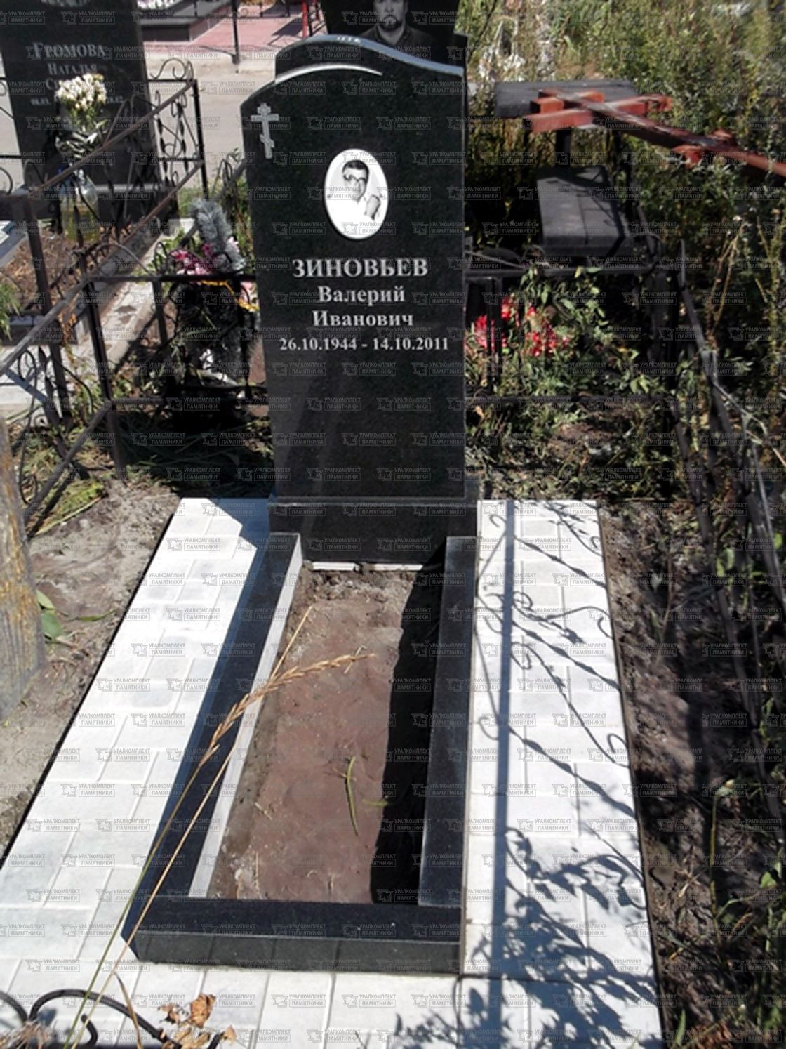 Памятники из гранита и мрамора от УралКомплект: Памятник 00282