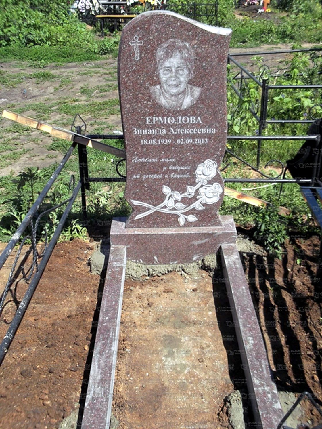 Памятники из гранита и мрамора от УралКомплект: Памятник 00285