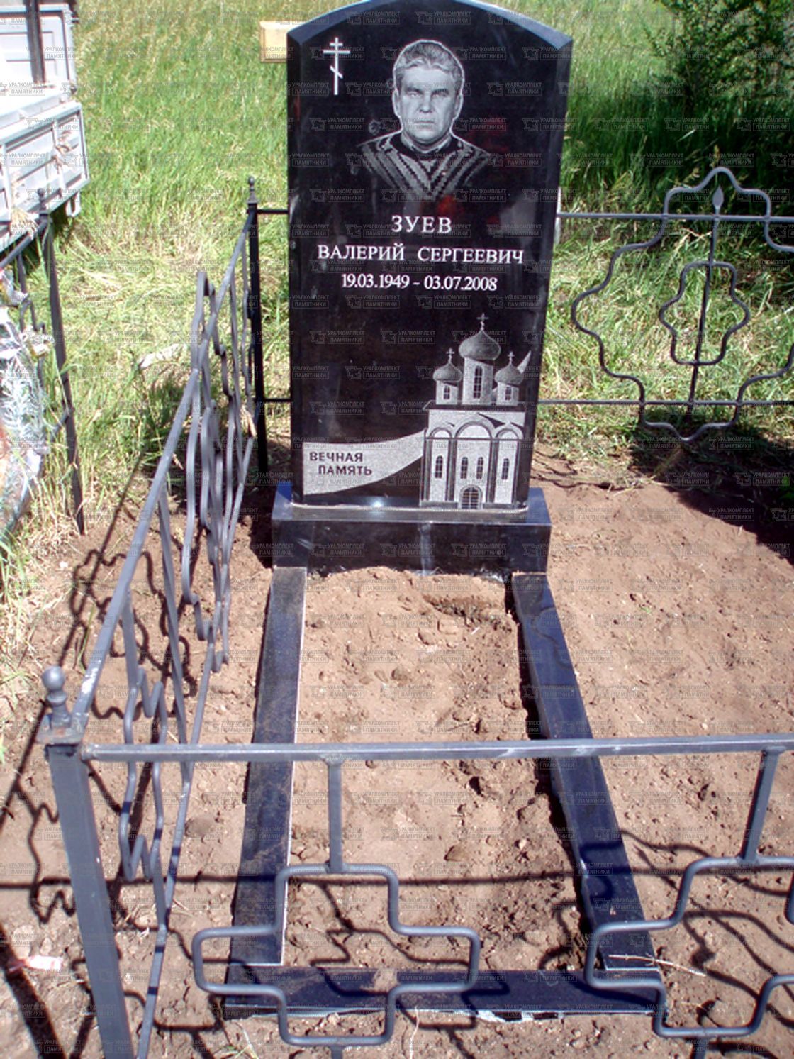 Памятники из гранита и мрамора от УралКомплект: Памятник 00291