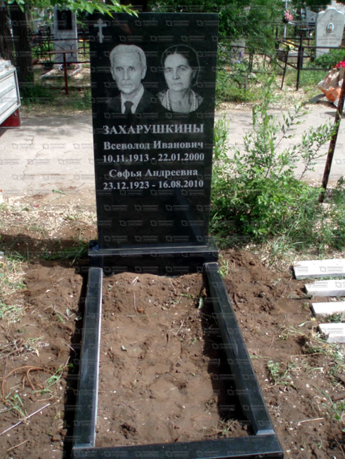 Памятники из гранита и мрамора от УралКомплект: Памятник 00348