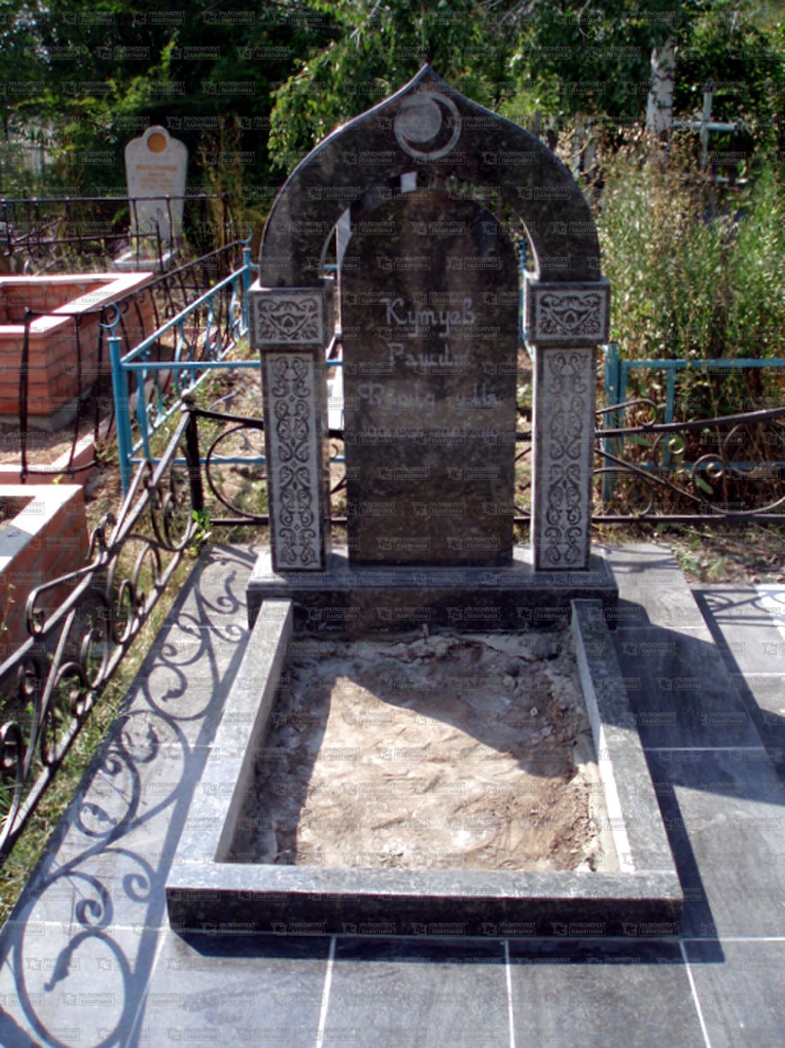 Памятники из гранита и мрамора от УралКомплект: Памятник 00383