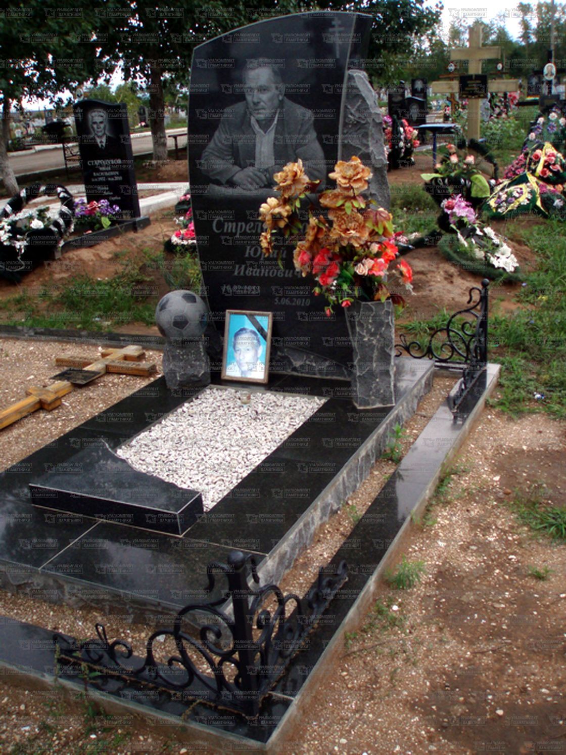 Памятники из гранита и мрамора от УралКомплект: Памятник 00416