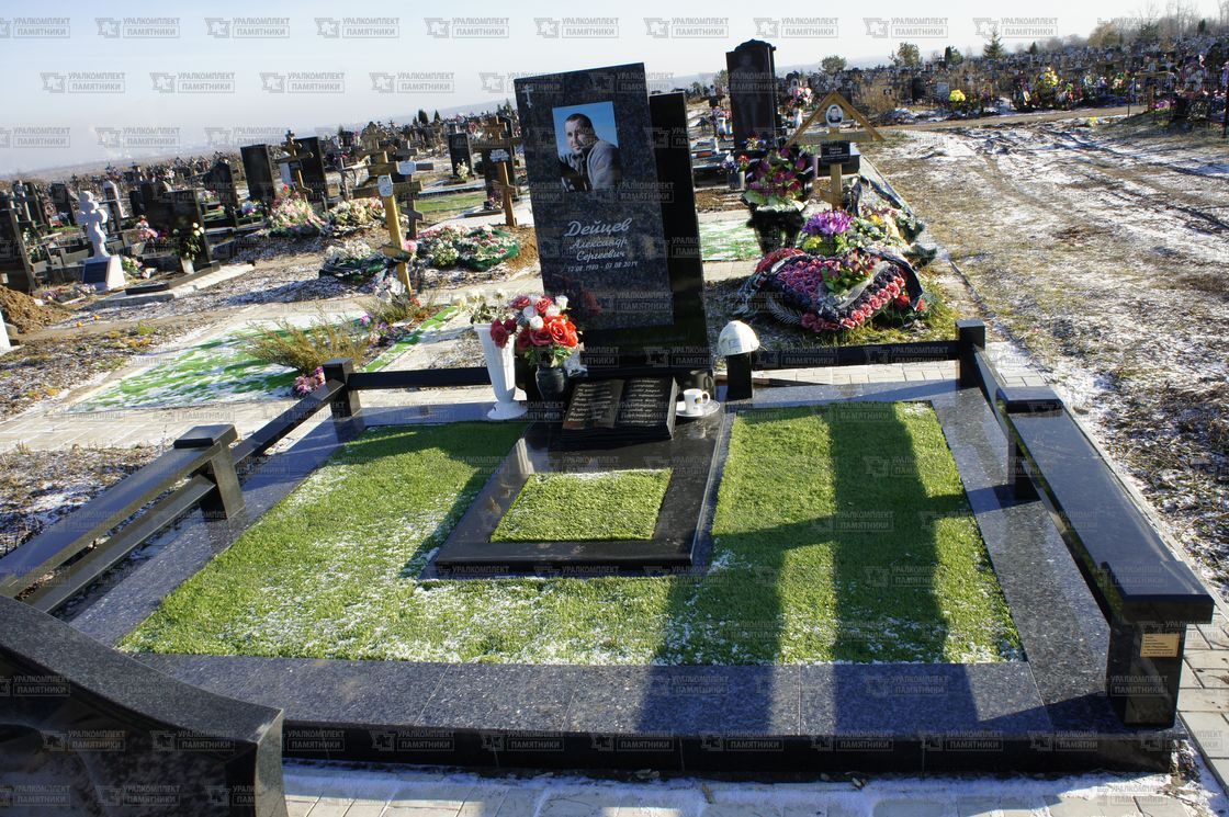 Памятники из гранита и мрамора от УралКомплект: Памятник 00440