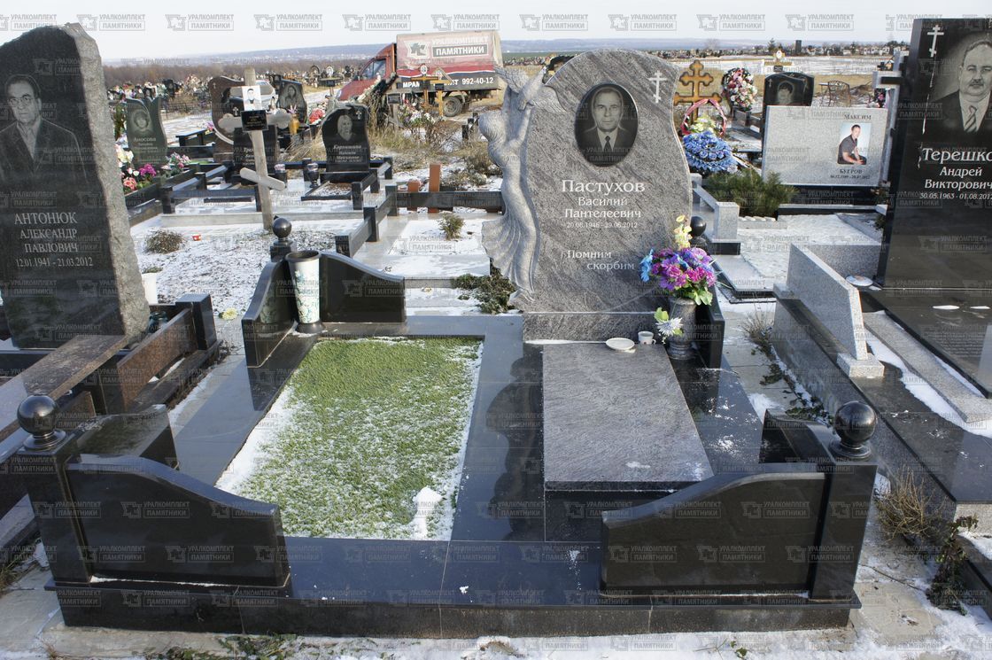 Памятники из гранита и мрамора от УралКомплект: Памятник 00459