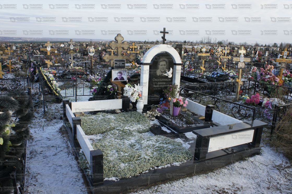 Памятники из гранита и мрамора от УралКомплект: Памятник 00471