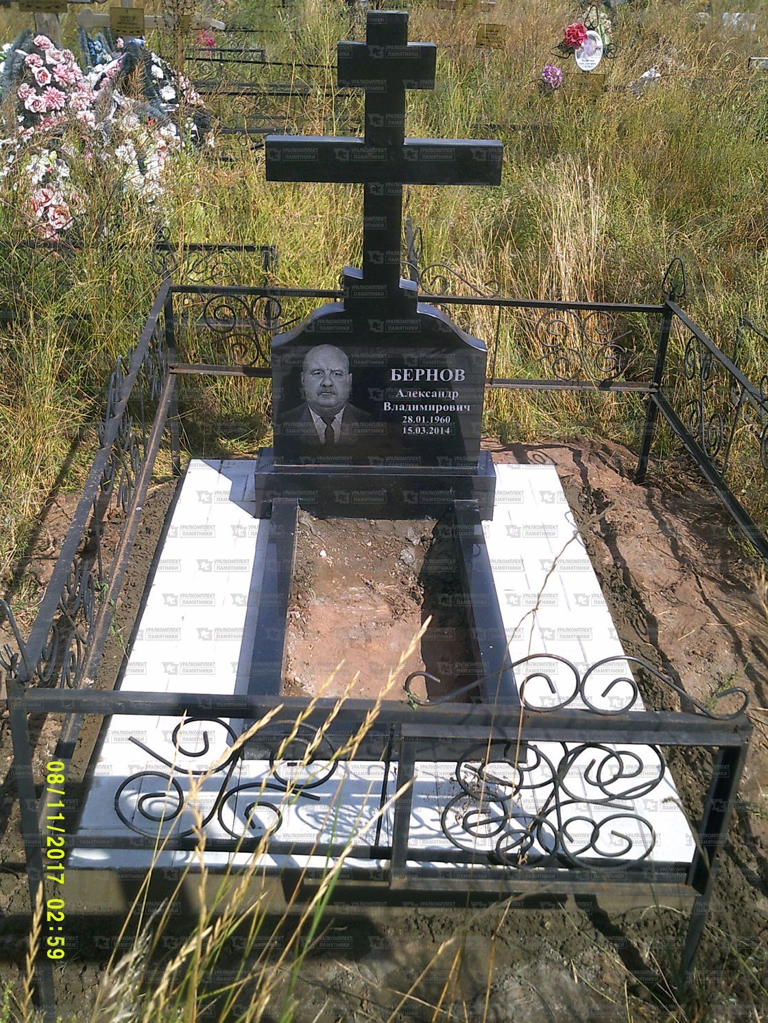 Памятники из гранита и мрамора от УралКомплект: Памятник 00492