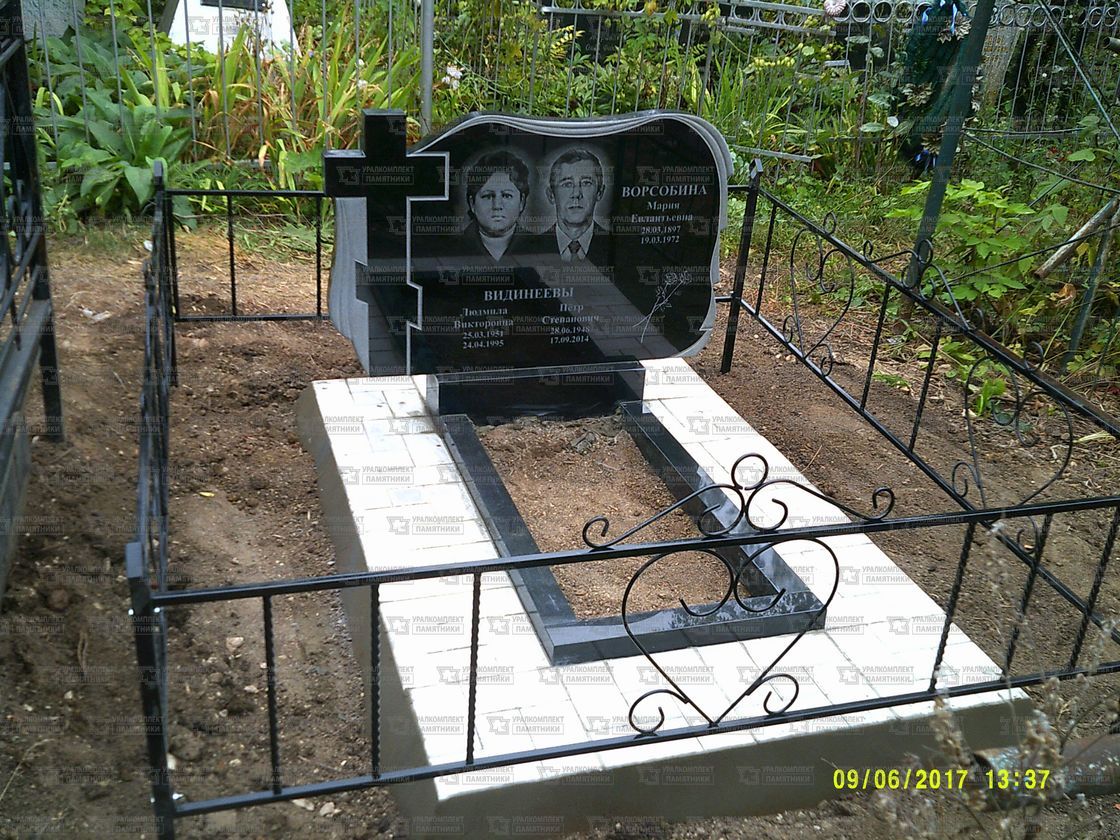 Памятники из гранита и мрамора от УралКомплект: Памятник 00503