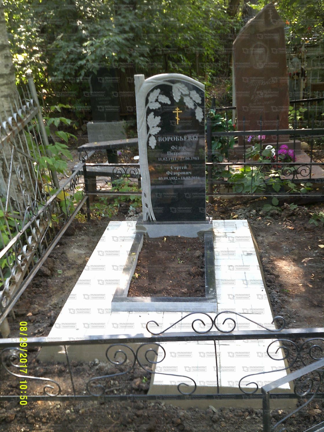 Памятники из гранита и мрамора от УралКомплект: Памятник 00504