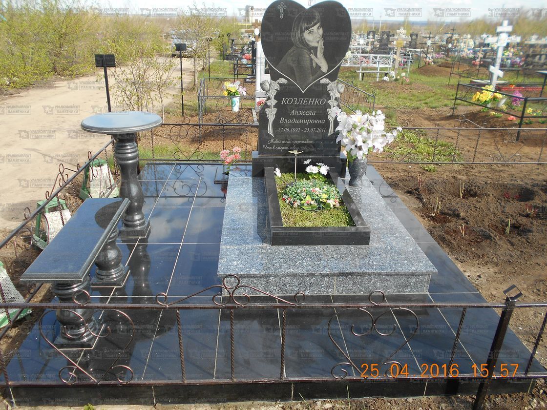 Памятники из гранита и мрамора от УралКомплект: Памятник 00556