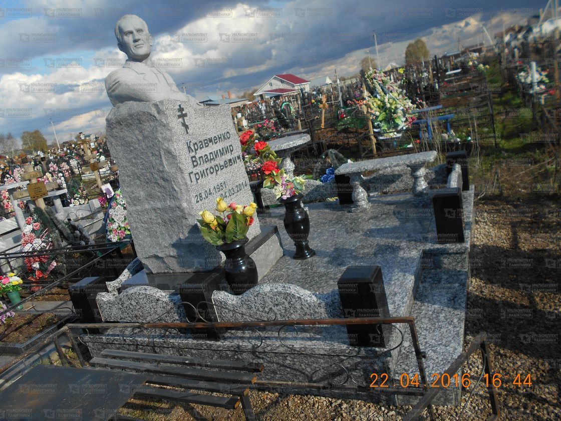 Памятники из гранита и мрамора от УралКомплект: Памятник 00557