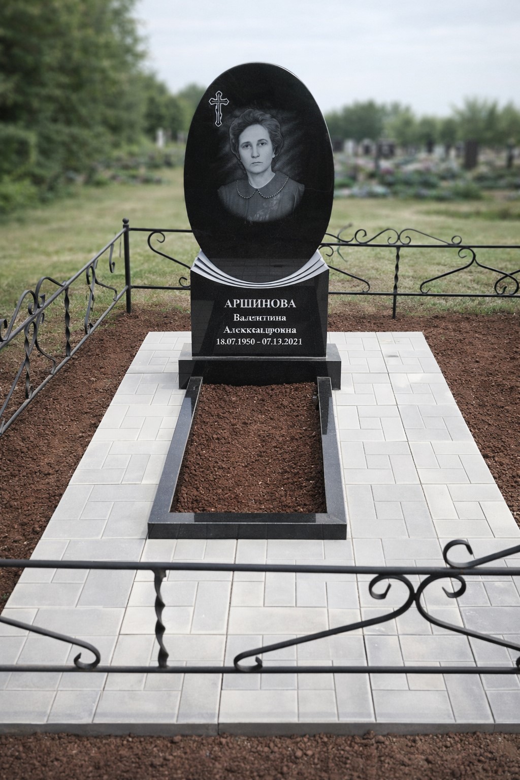 Памятники из гранита и мрамора от УралКомплект: Памятник 00806