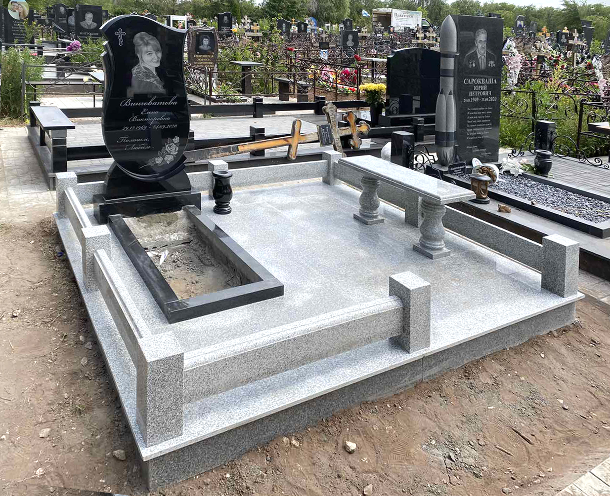 Памятники из гранита и мрамора от УралКомплект: Памятник 00808