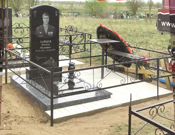 Памятники из гранита и мрамора от УралКомплект: Памятник 00809