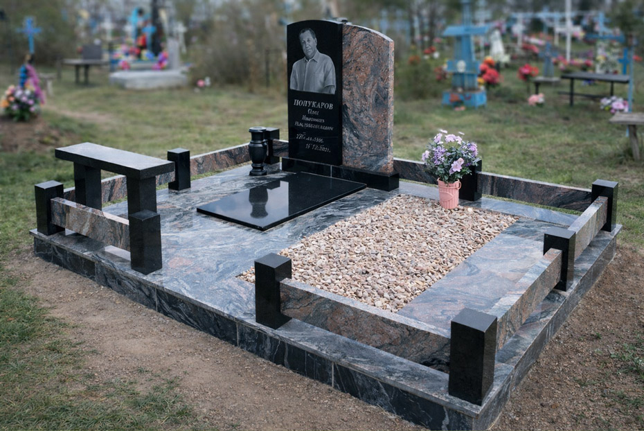 Памятники из гранита и мрамора от УралКомплект: Памятник 00810