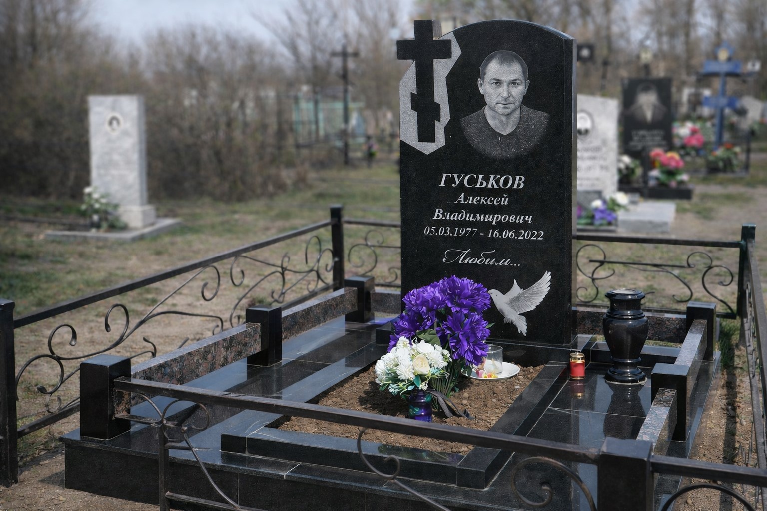 Памятники из гранита и мрамора от УралКомплект: Памятник 00811