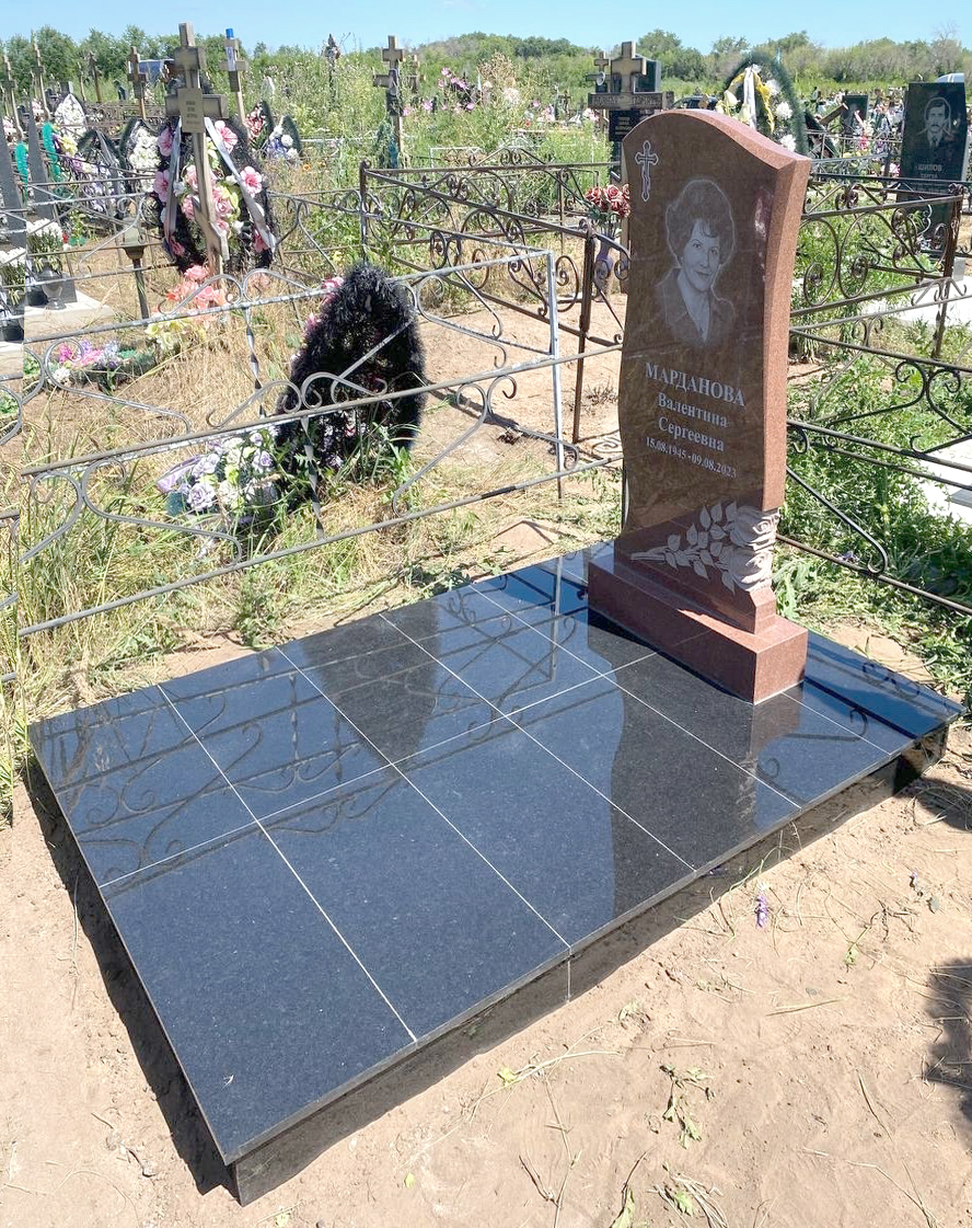 Памятники из гранита и мрамора от УралКомплект: Памятник 00816