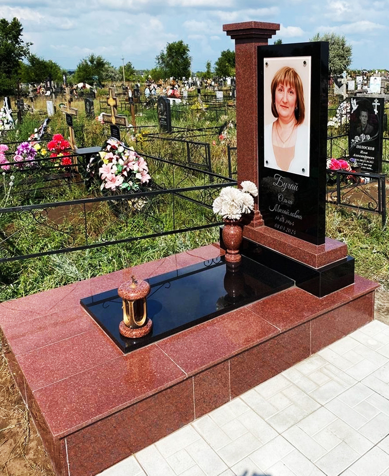 Памятники из гранита и мрамора от УралКомплект: Памятник 00821