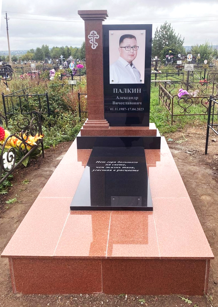 Памятники из гранита и мрамора от УралКомплект: Памятник 00822