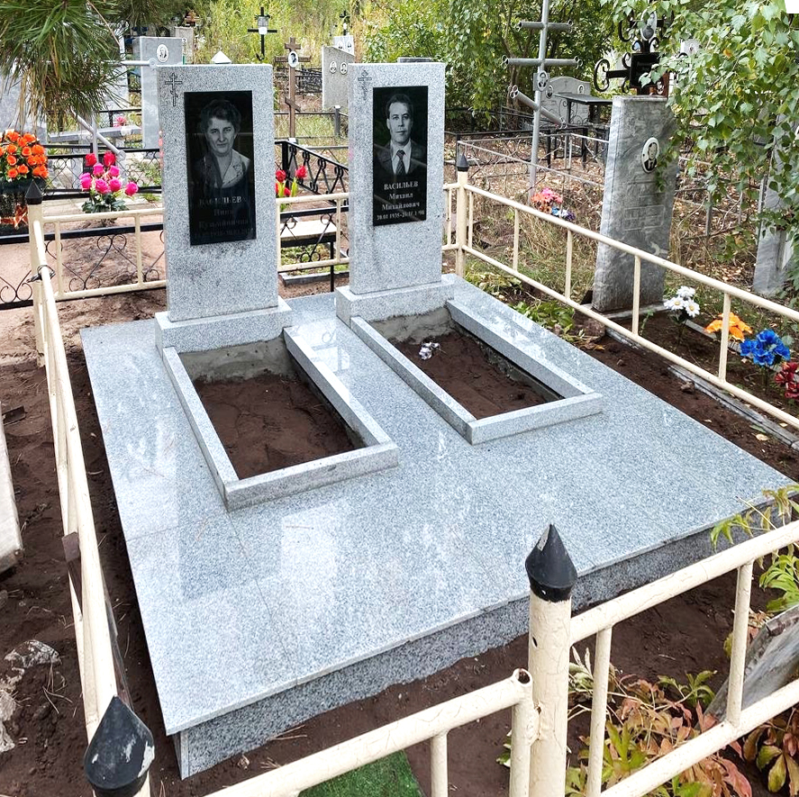 Памятники из гранита и мрамора от УралКомплект: Памятник 00824