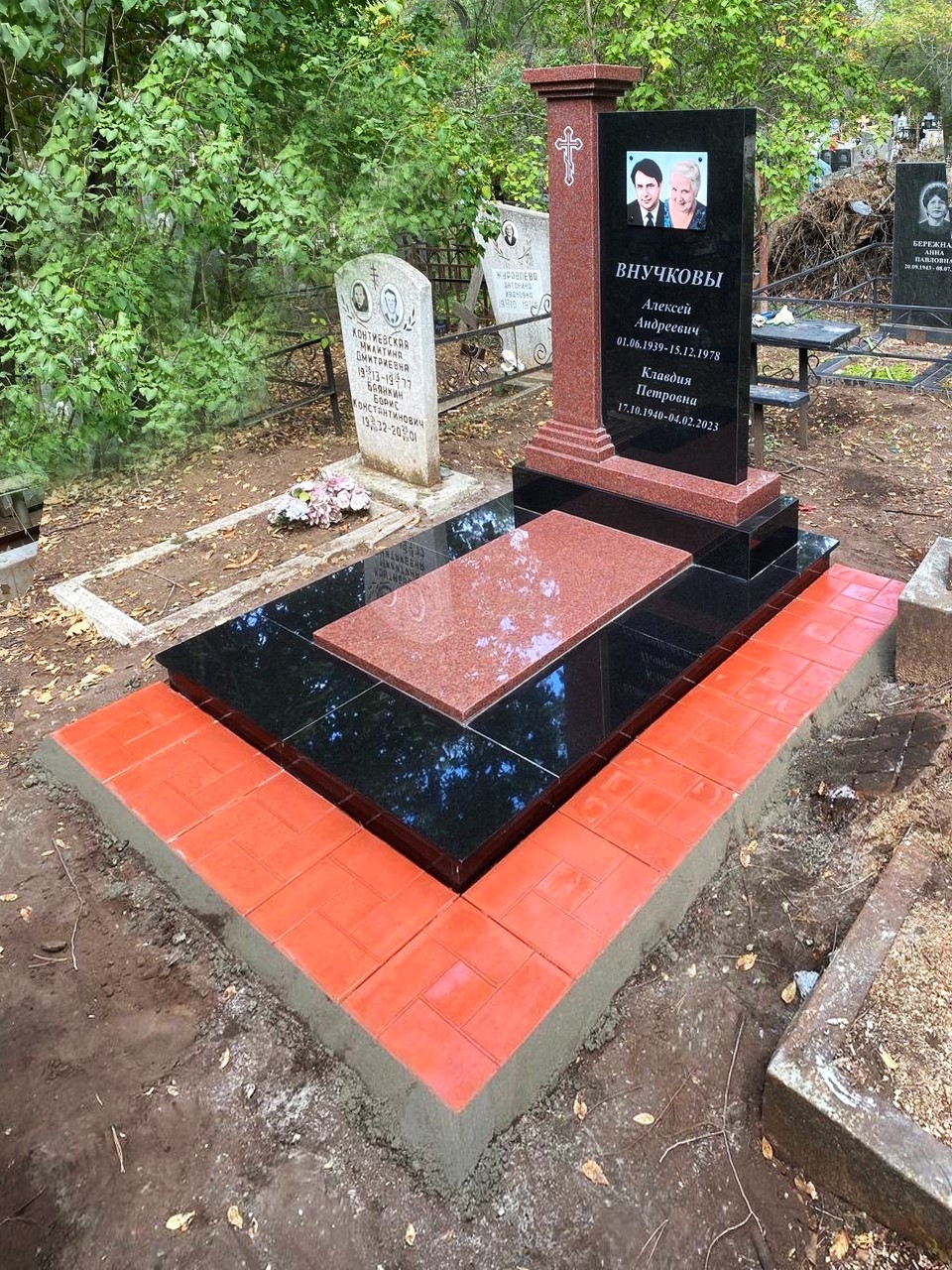 Памятники из гранита и мрамора от УралКомплект: Памятник 00826