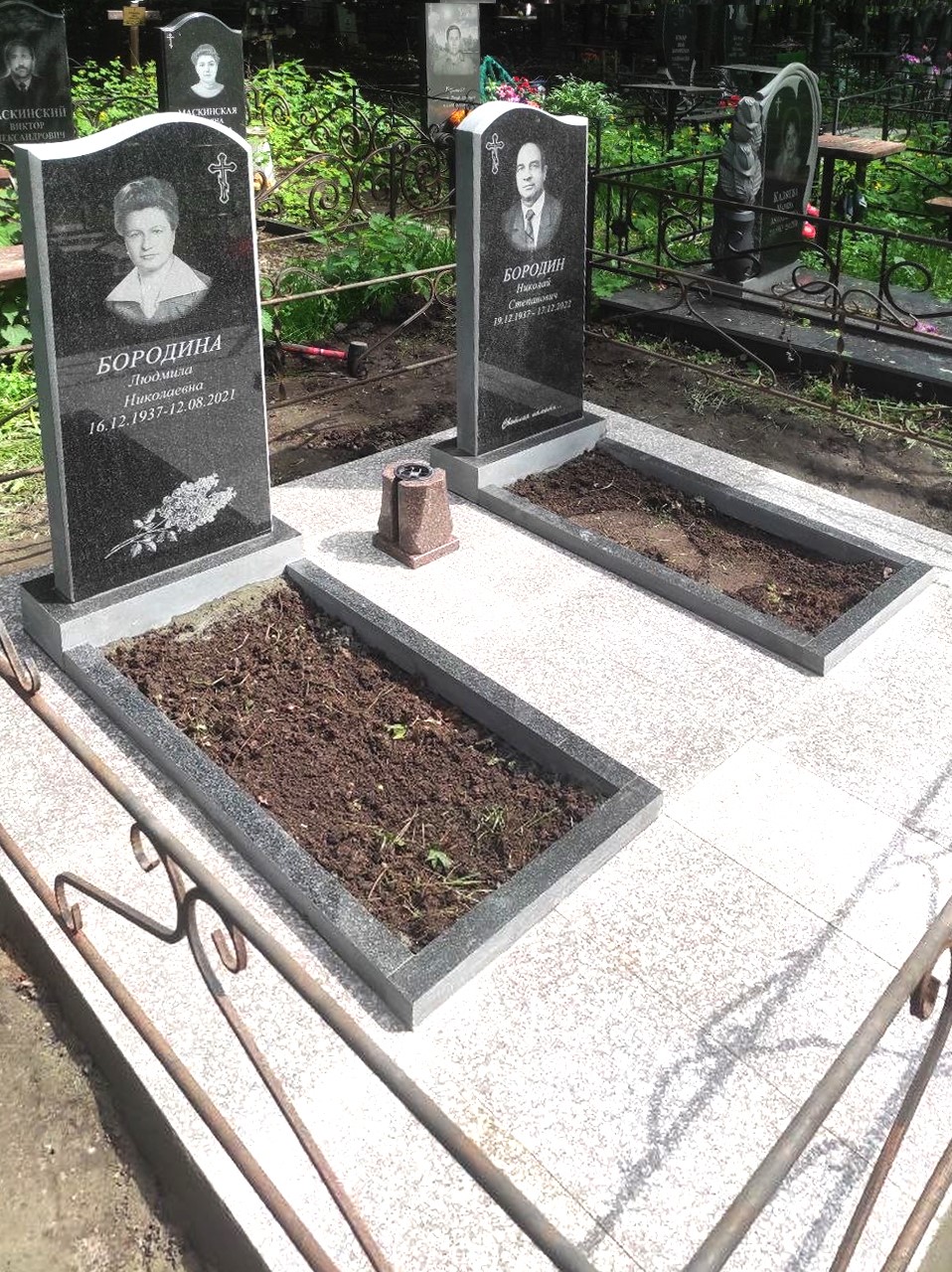 Памятники из гранита и мрамора от УралКомплект: Памятник 00828