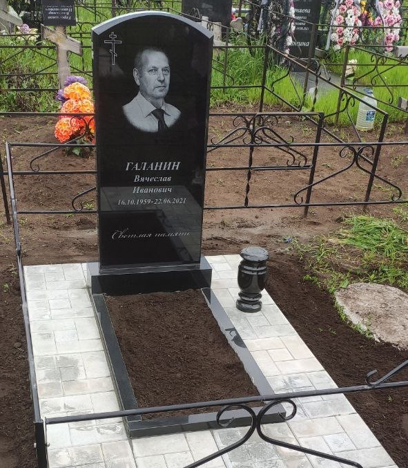 Памятники из гранита и мрамора от УралКомплект: Памятник 00830