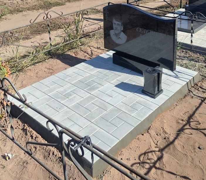 Памятники из гранита и мрамора от УралКомплект: Памятник 00831