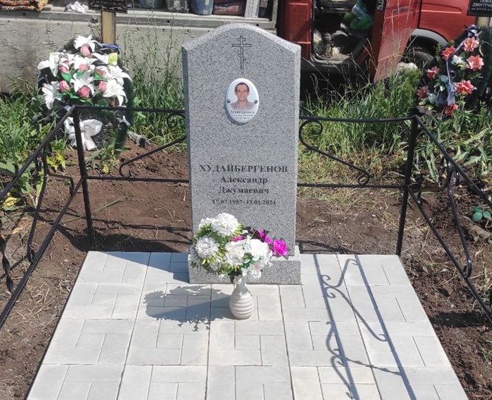 Памятники из гранита и мрамора от УралКомплект: Памятник 00832