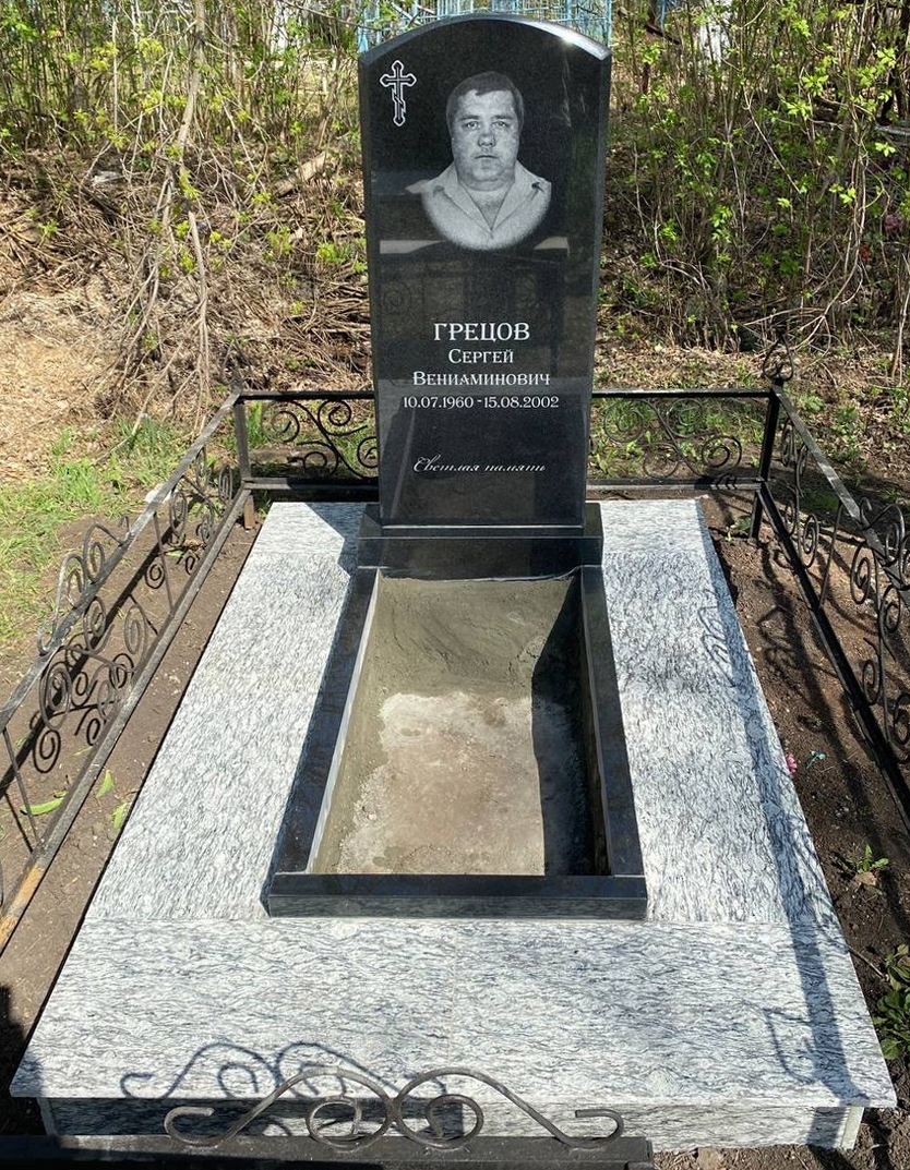 Памятники из гранита и мрамора от УралКомплект: Памятник 00833