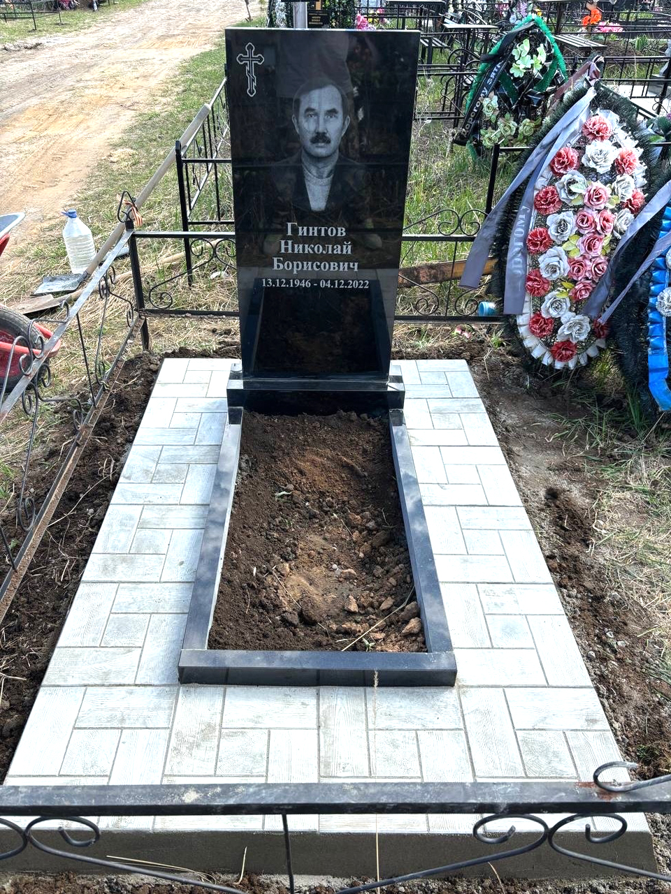 Памятники из гранита и мрамора от УралКомплект: Памятник 00840