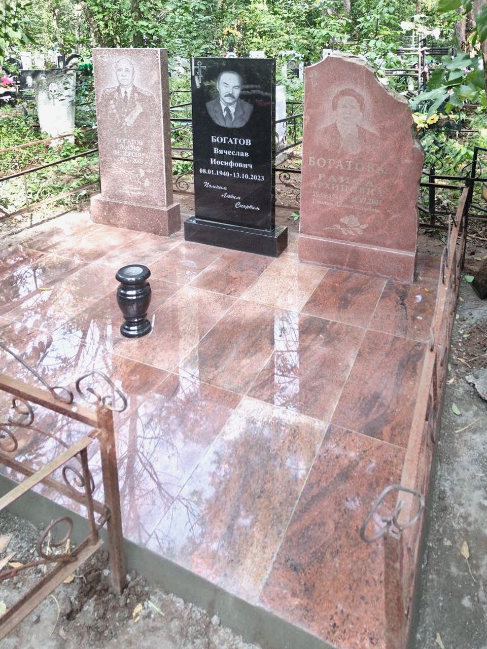 Памятники из гранита и мрамора от УралКомплект: Памятник 00842