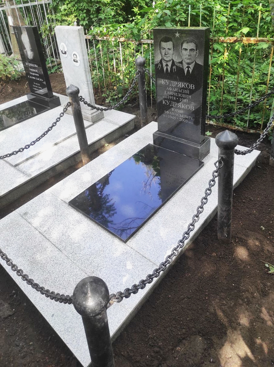 Памятники из гранита и мрамора от УралКомплект: Памятник 00848