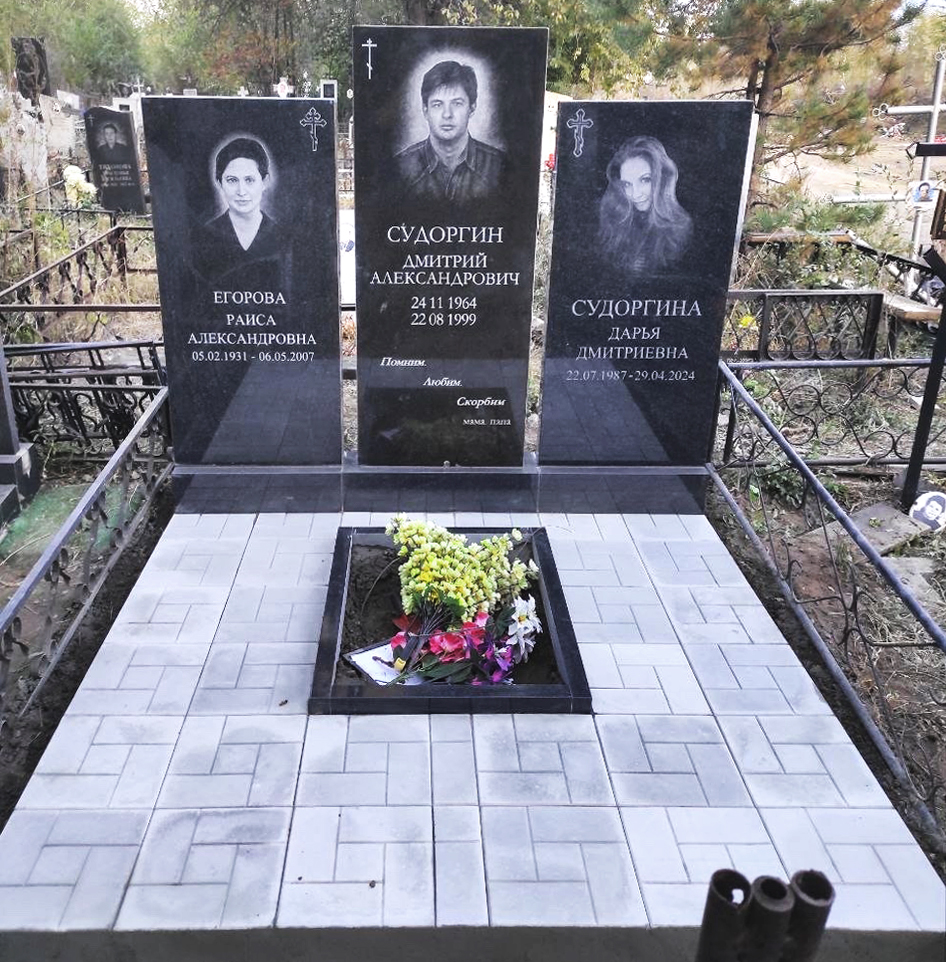 Памятники из гранита и мрамора от УралКомплект: Памятник 00857