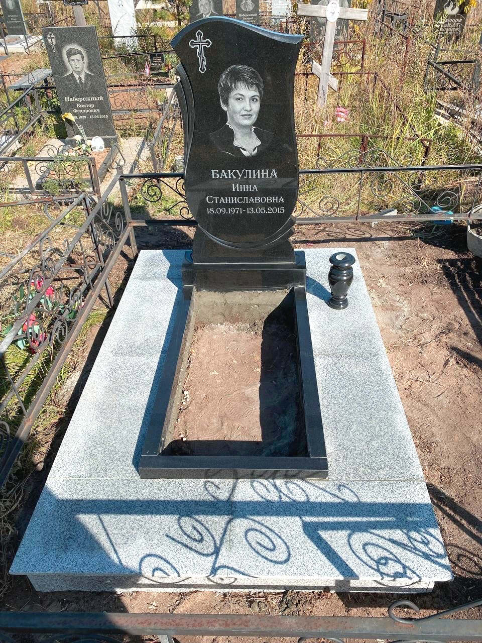 Памятники из гранита и мрамора от УралКомплект: Памятник 00859