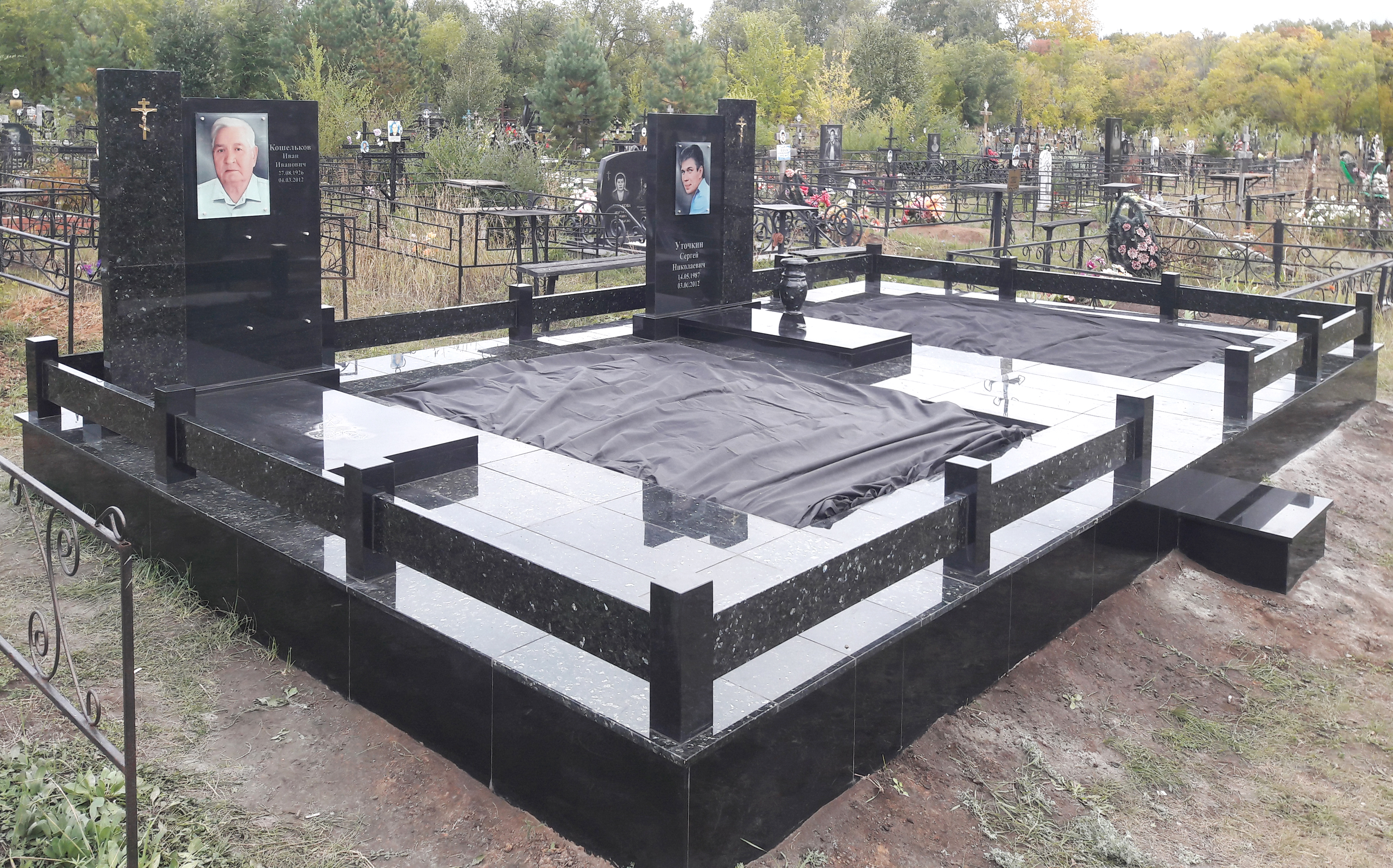 Памятники из гранита и мрамора от УралКомплект: Памятник 00860