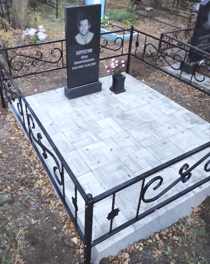 Памятники из гранита и мрамора от УралКомплект: Памятник 00856