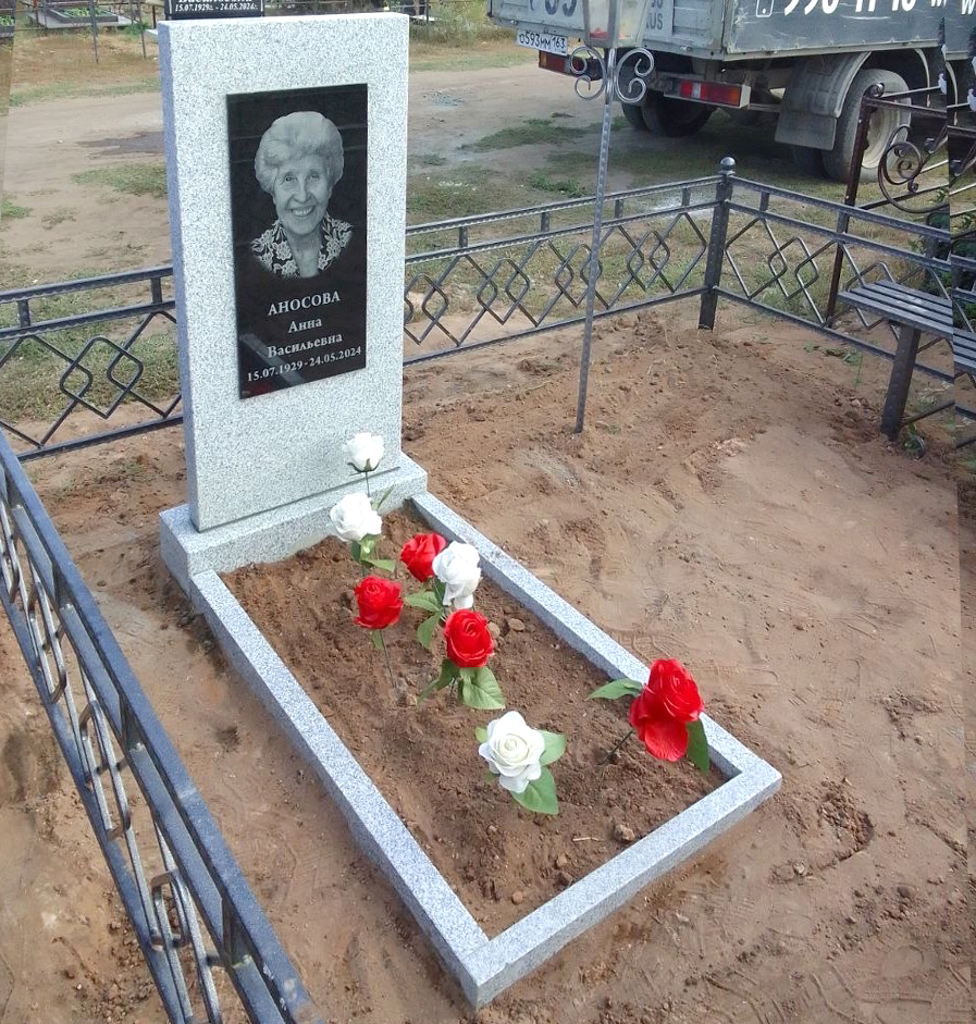 Памятники из гранита и мрамора от УралКомплект: Памятник 00857