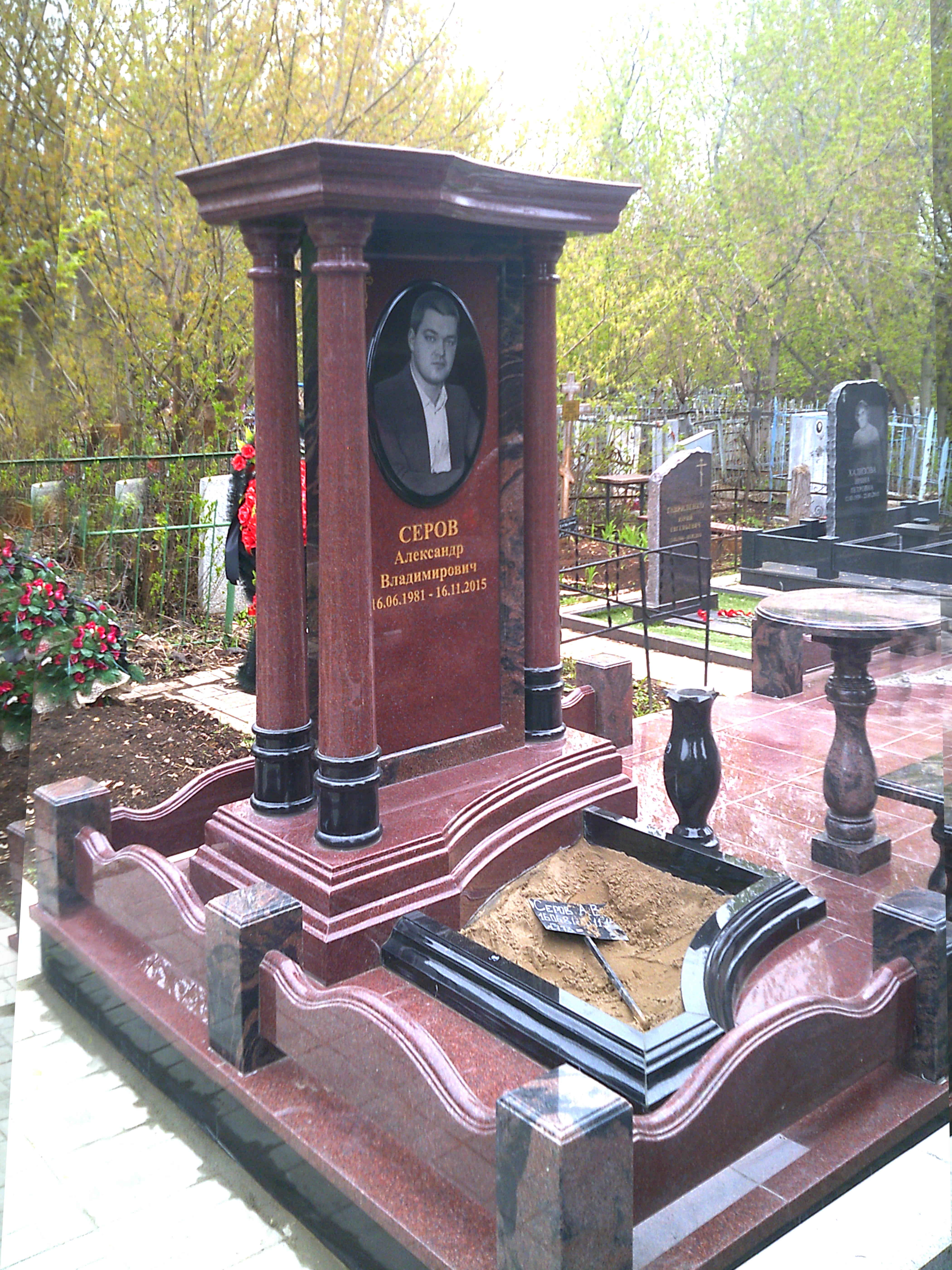 Памятники из гранита и мрамора от УралКомплект: Памятник 00883