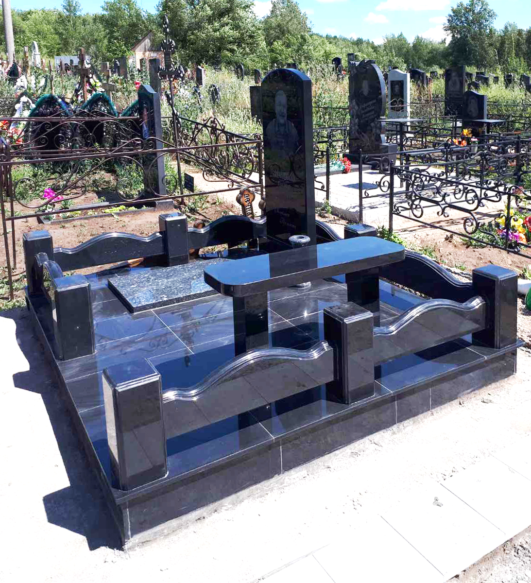 Памятники из гранита и мрамора от УралКомплект: Памятник 00884