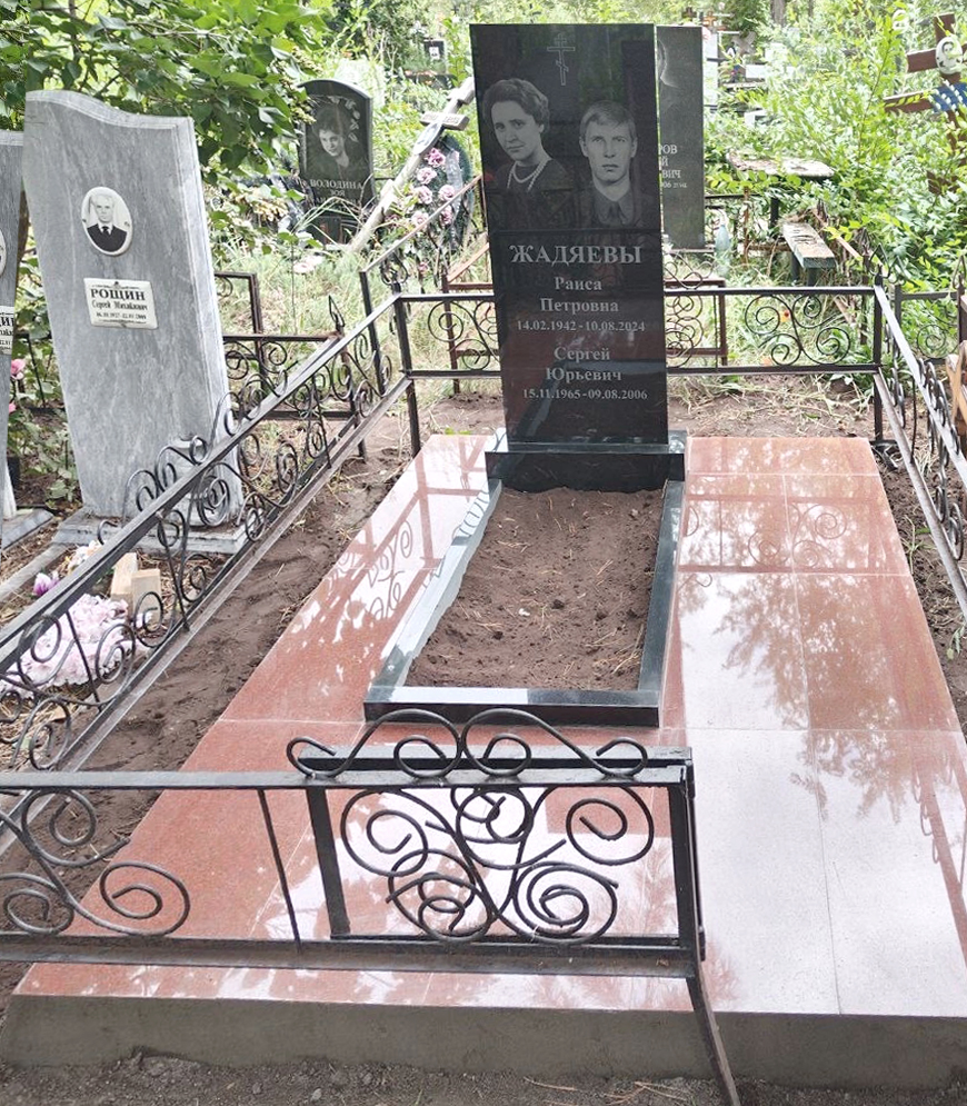 Памятники из гранита и мрамора от УралКомплект: Памятник 00885