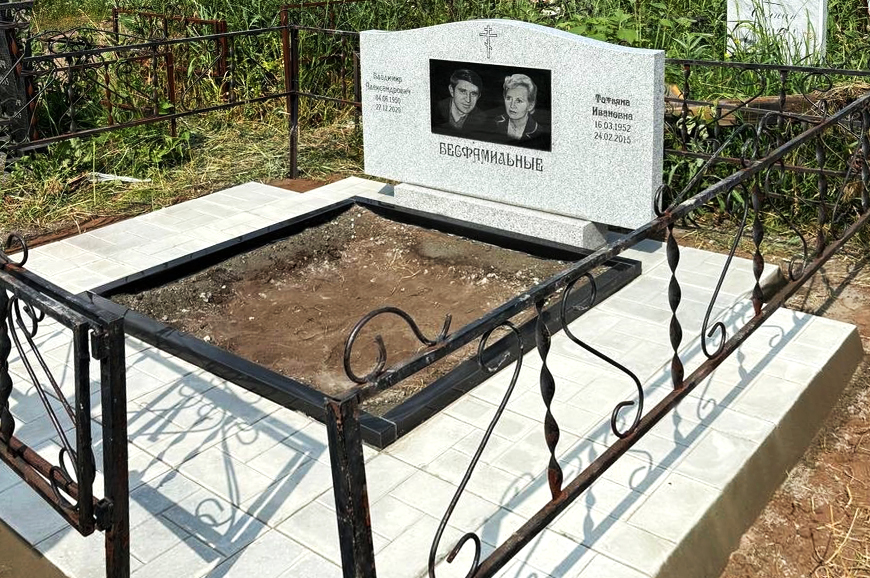 Памятники из гранита и мрамора от УралКомплект: Памятник 00888