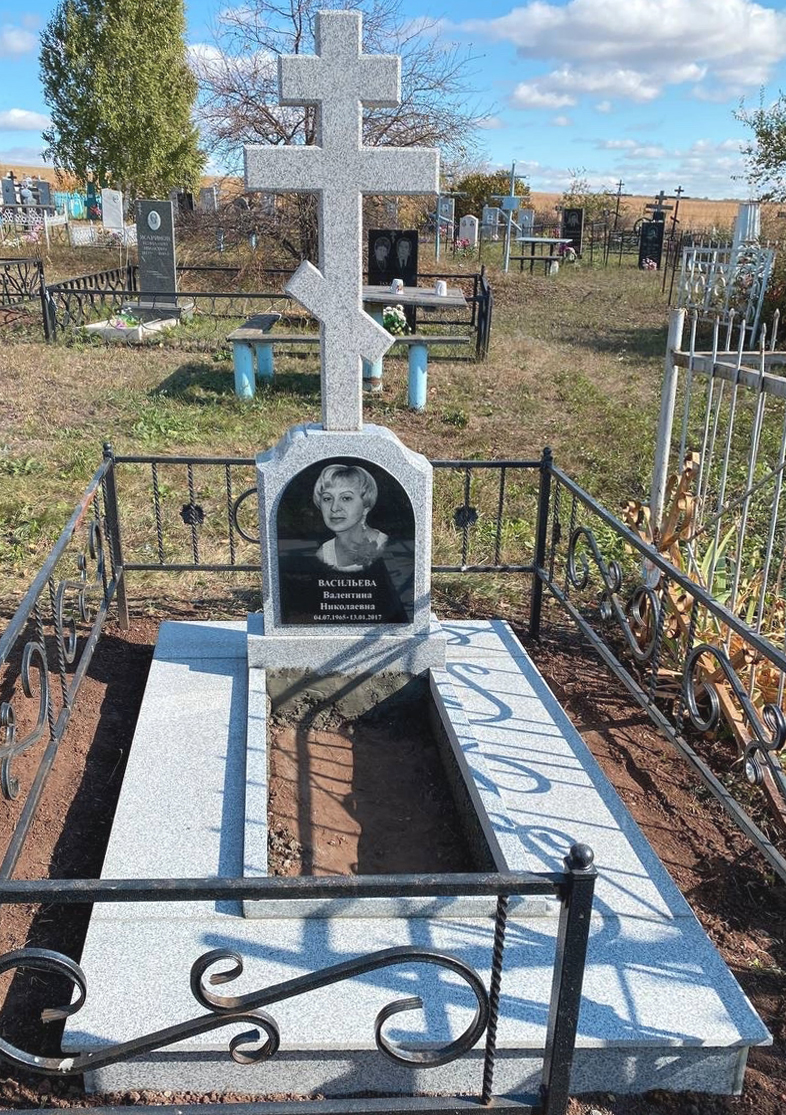 Памятники из гранита и мрамора от УралКомплект: Памятник 00889