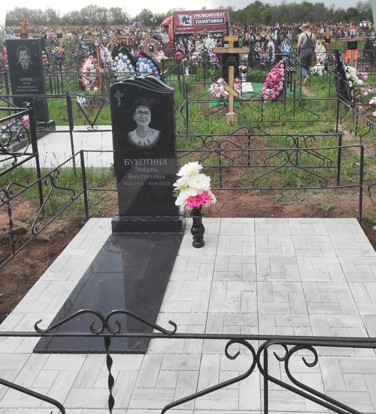 Памятники из гранита и мрамора от УралКомплект: Памятник 00891