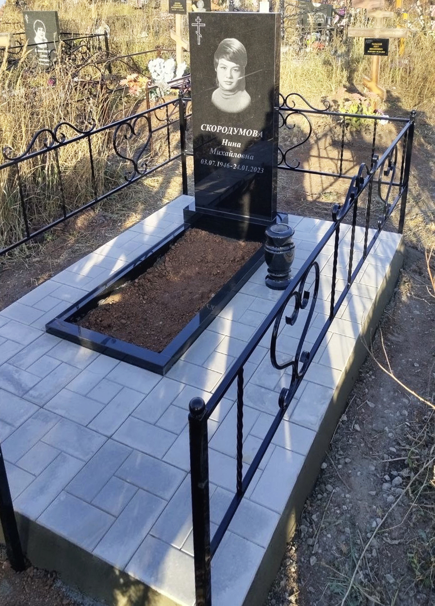 Памятники из гранита и мрамора от УралКомплект: Памятник 00895