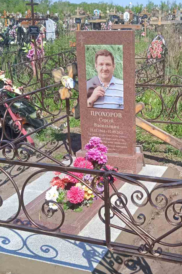 Памятники из гранита и мрамора от УралКомплект: Памятник 00898